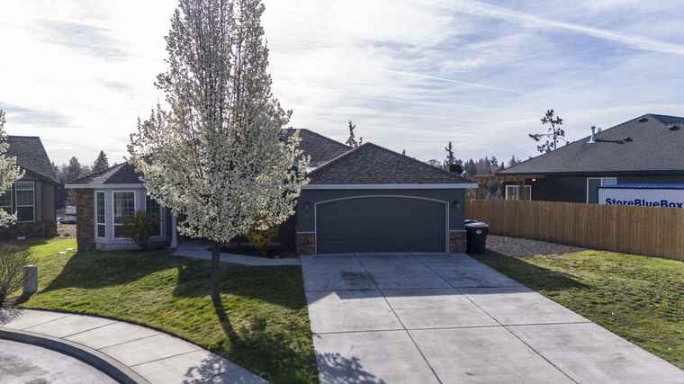 Photo of 430 NW 16th Pl Redmond, OR 97756