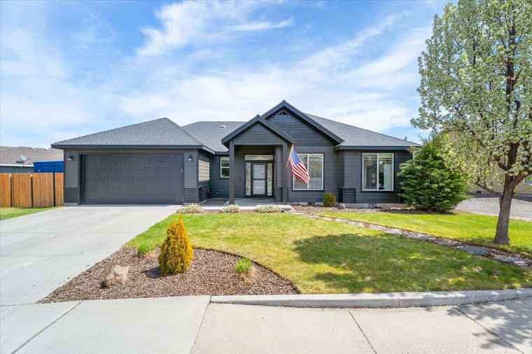 Photo of 400 NW 16th Pl Redmond, OR 97756