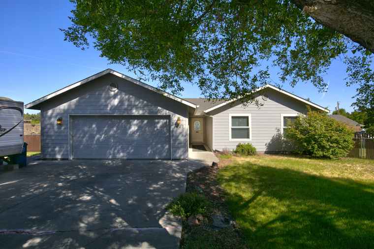 Photo of 1027 NW Larch Ct Redmond, OR 97756