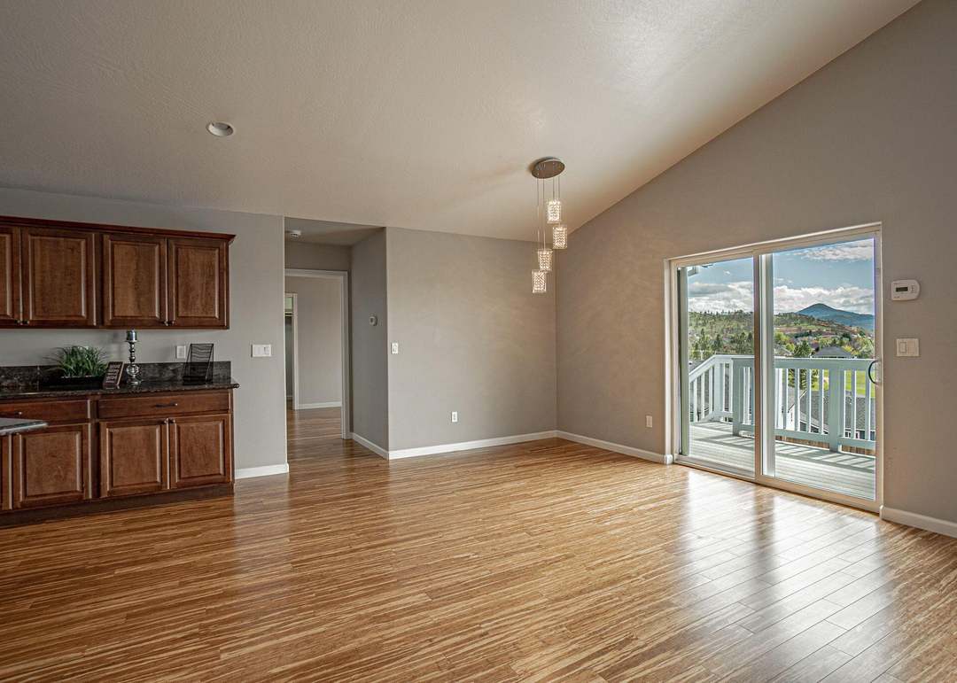 1020 Azure Way, Eagle Point, OR 97524