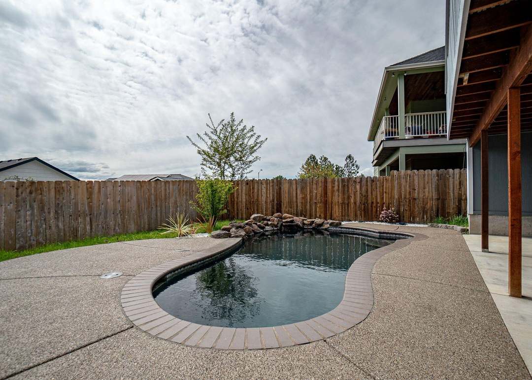 1020 Azure Way, Eagle Point, OR 97524