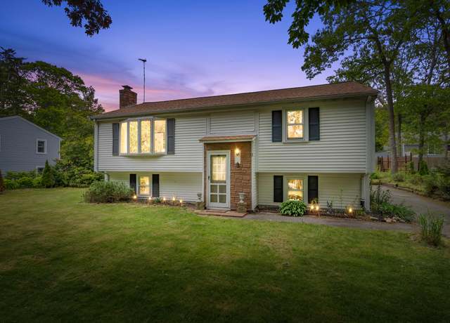 Property at 110 Old Great Neck Rd, Mashpee, MA 02649, 3 beds, 1.5 baths