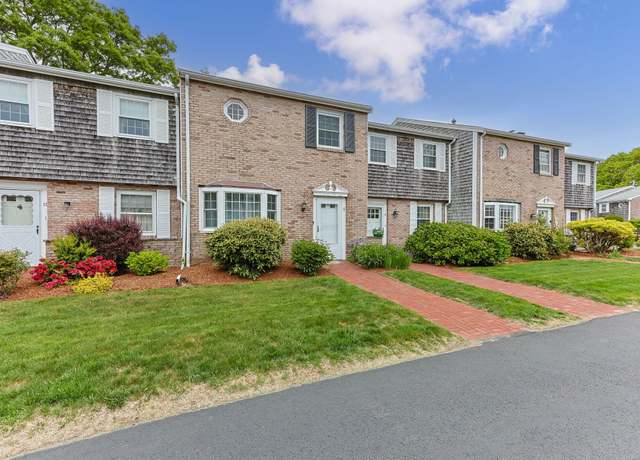 Property at 8 Louisburg Sq, Centerville, MA 02632, 2 beds, 1.5 baths