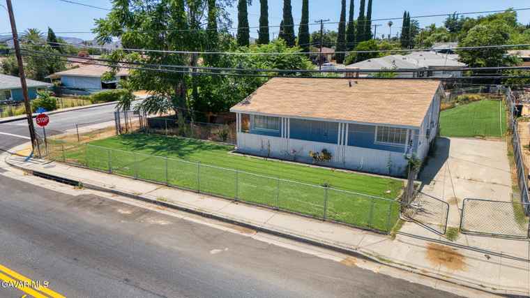Photo of 427 N 8th St Banning, CA 92220
