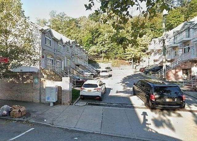 Property at 28 Maxie Ct, Staten  Island, NY 10304, 4 beds, 2.5 baths