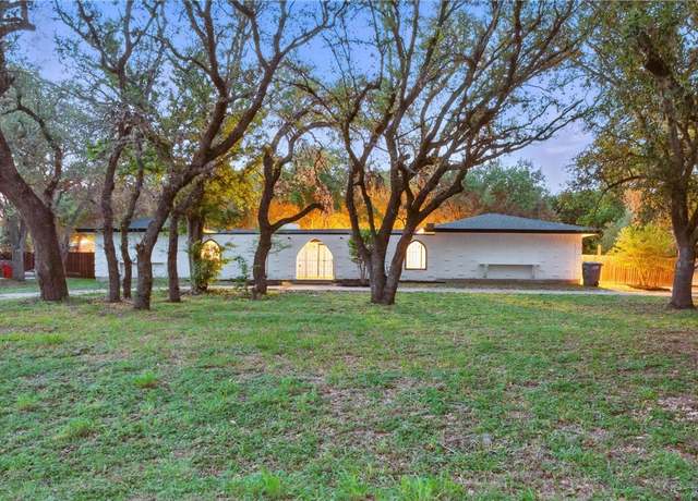 Property at 163 Windsor Dr, Beeville, TX 78102, 4 beds, 2 baths