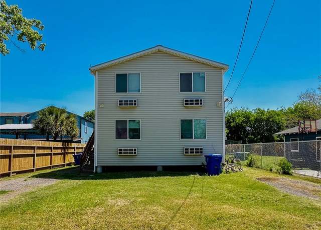 Property at 1612 7th St, Corpus Christi, TX 78404, 8 beds, 2 baths