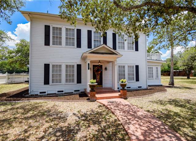 Property at 203 S Bowie St, Sinton, TX 78387, 4 beds, 3.5 baths
