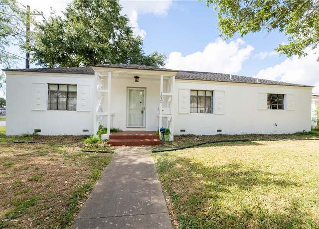 Property at 1024 E Main St, Sinton, TX 78387, 4 beds, 3 baths