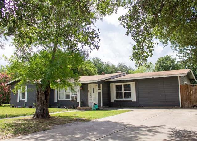 Property at 405 W Walton St, Beeville, TX 78102, 4 beds, 1.5 baths