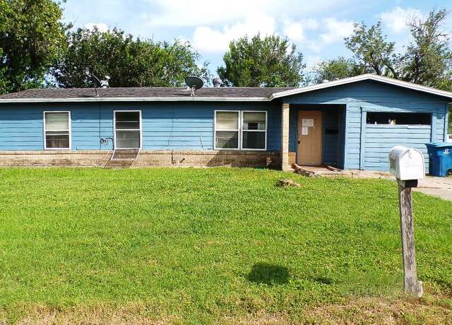 Property at 1500 E Bowie St, Beeville, TX 78102, 4 beds, 2 baths