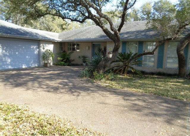 Property at 115 Peachtree Dr, Rockport, TX 78382, 3 beds, 2.5 baths