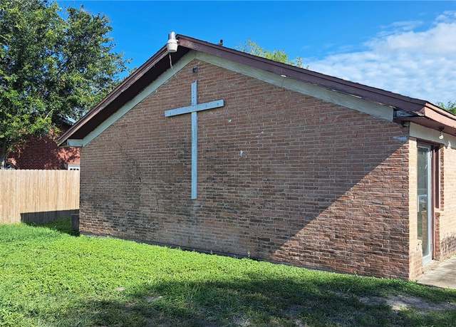 Property at 1225 E Lott Ave, Kingsville, TX 78363, 3 beds, 2.5 baths