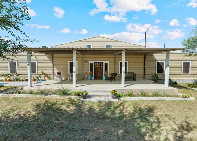 Property at 1058 S Smith Ave, Hebbronville, TX 78361, 4 beds, 3.5 baths