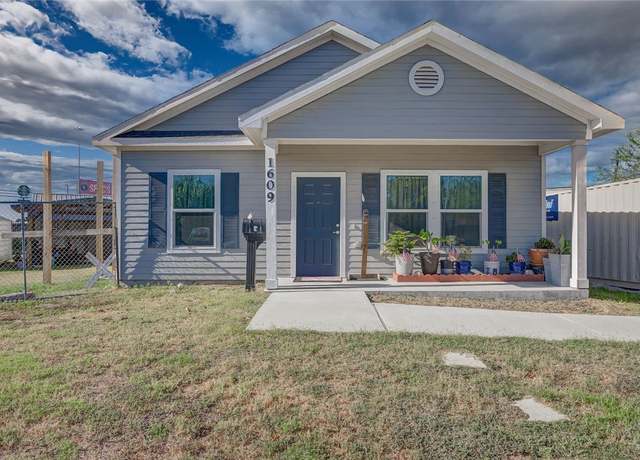 Property at 1609 W Manor Dr, Corpus Christi, TX 78412, 4 beds, 2 baths