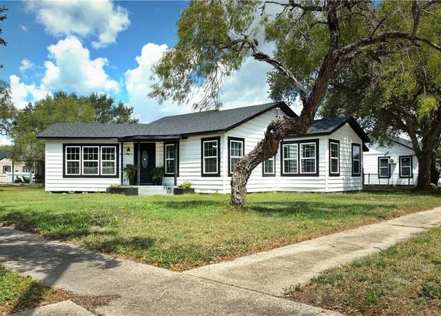 Property at 825 E Market St, Sinton, TX 78387, 5 beds, 3 baths