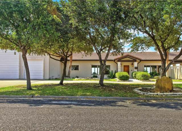 Property at 118 Hawthorne Pl, Portland, TX 78374, 5 beds, 4.5 baths