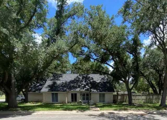 Property at 1801 Clare Dr, Alice, TX 78332, 4 beds, 3.5 baths