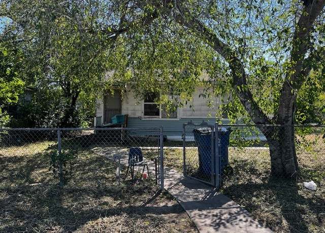 Property at 812 E 4th St, Sinton, TX 78387, 2 beds, 1 bath