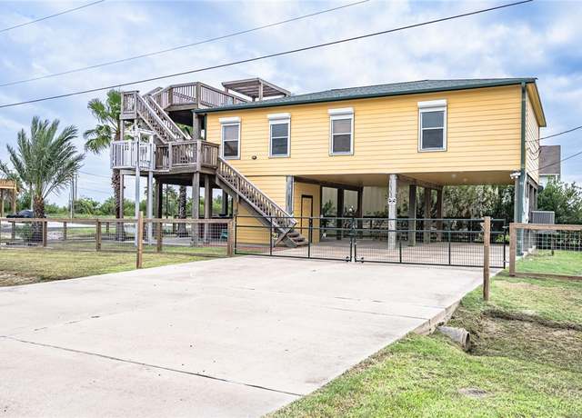 Property at 1103 S Magnolia St, Rockport, TX 78382, 3 beds, 2 baths