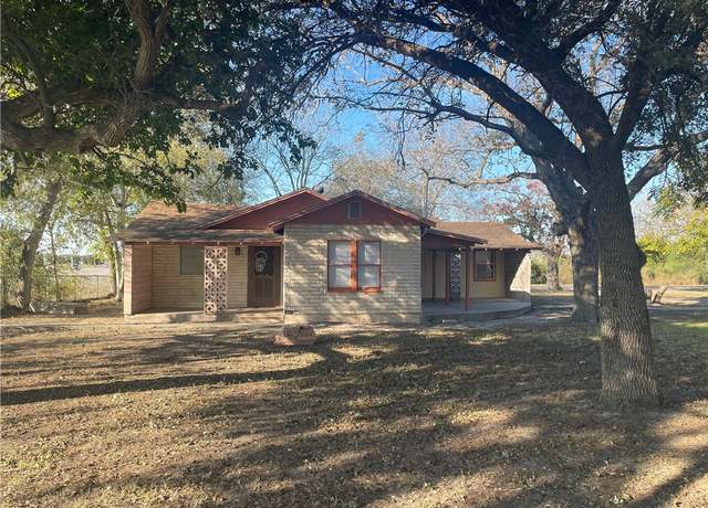 Property at 104 E Refugio St, Skidmore, TX 78389, 3 beds, 2 baths