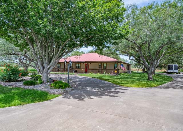 Property at 3791 Elm Dr, Beeville, TX 78102, 3 beds, 2.5 baths