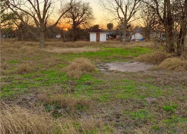 Property at 325 N 4th St, Skidmore, TX 78389