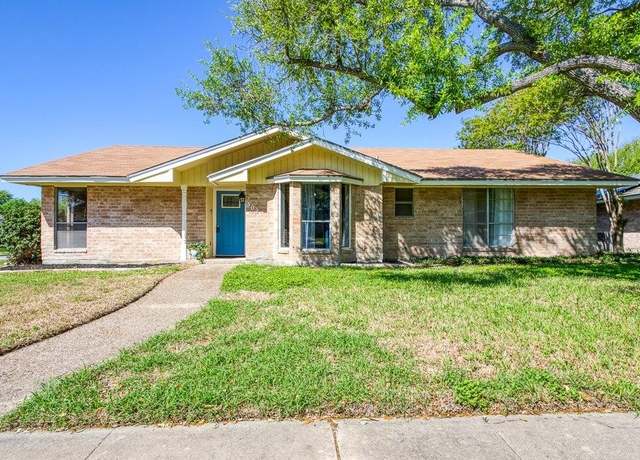 Property at 302 Poesta Dr, Portland, TX 78374, 4 beds, 2 baths