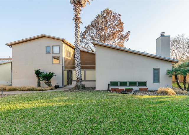 Property at 1500 Morningside Dr, Alice, TX 78332, 3 beds, 3 baths