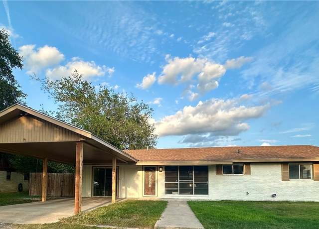 Property at 1602 Mesquite Ave, Three Rivers, TX 78071, 4 beds, 1.5 baths