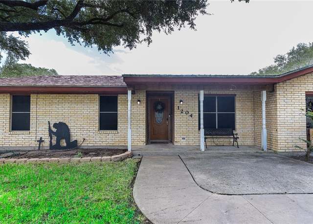 Property at 1204 Live Oak Dr, Alice, TX 78332, 3 beds, 3 baths