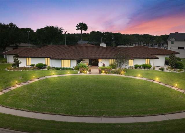 Property at 14 Hewit Dr, Corpus Christi, TX 78404, 5 beds, 4.5 baths