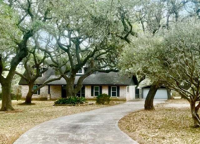 Property at 254 Oak Hill Dr, Beeville, TX 78102, 3 beds, 2 baths