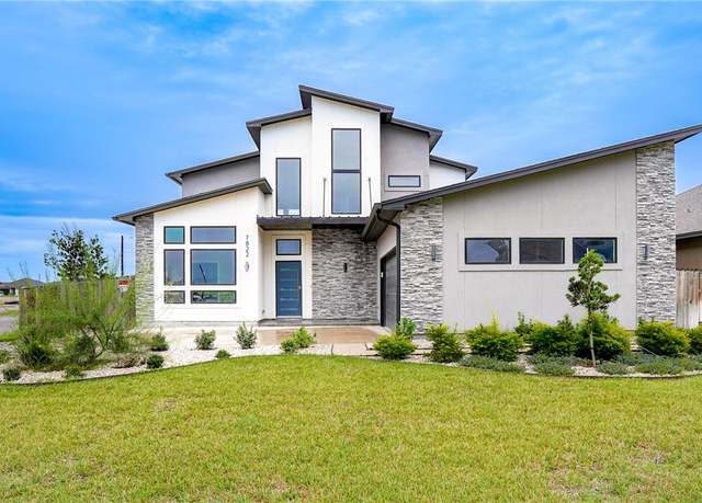 Property at 7822 Stampede Dr, Corpus Christi, TX 78414, 4 beds, 3 baths