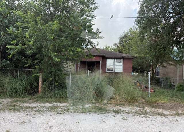 Property at 905 Marigold St, Mathis, TX 78368, 3 beds, 1 bath