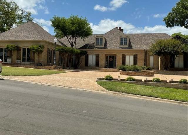 Property at 418 N Coronado Dr, Kerrville, TX 78028, 4 beds, 3.5 baths