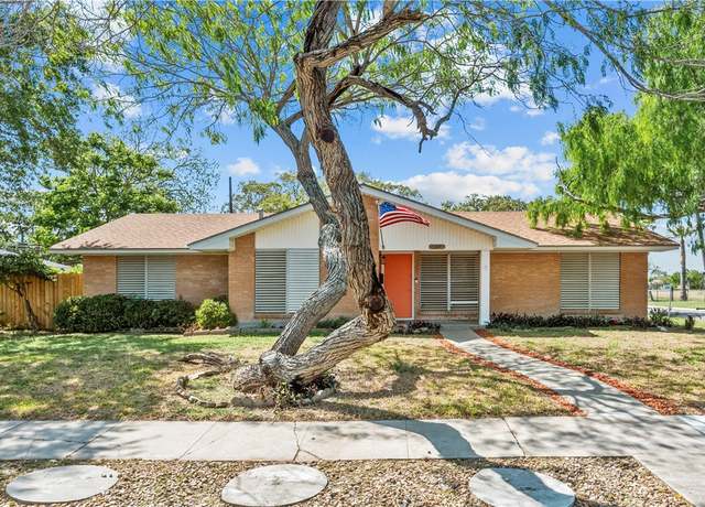 Property at 402 Pennington Dr, Corpus Christi, TX 78412, 3 beds, 2 baths