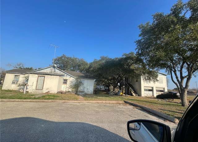 Property at 600 E Merriman St, Sinton, TX 78387, 3 beds, 1.5 baths