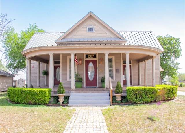 Property at 207 W Carter St, Beeville, TX 78102, 3 beds, 2 baths