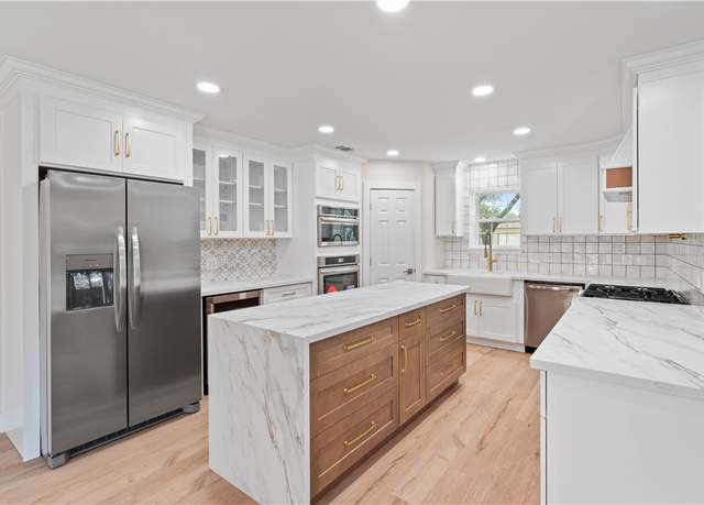 Property at 112 S Sierra Woods, Rockport, TX 78382, 3 beds, 2 baths