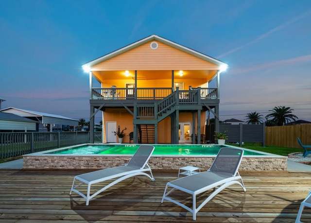 Property at 102 Ball St, Rockport, TX 78382, 3 beds, 3 baths