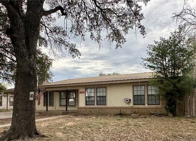 Property at 1014 Harvey, Pleasanton, TX 78064, 3 beds, 2.5 baths