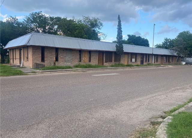 Property at 101 E Rockport St, Mathis, TX 78368, 6 beds