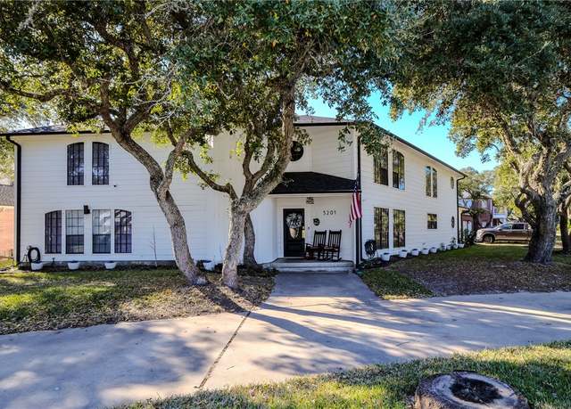Property at 3201 Traylor Blvd, Rockport, TX 78382, 4 beds, 4.5 baths