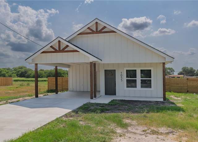 Property at 1055 N King St, Alice, TX 78332, 3 beds, 2 baths