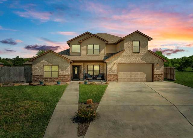 Property at 1424 Del Mar Dr, Kingsville, TX 78363, 5 beds, 3 baths