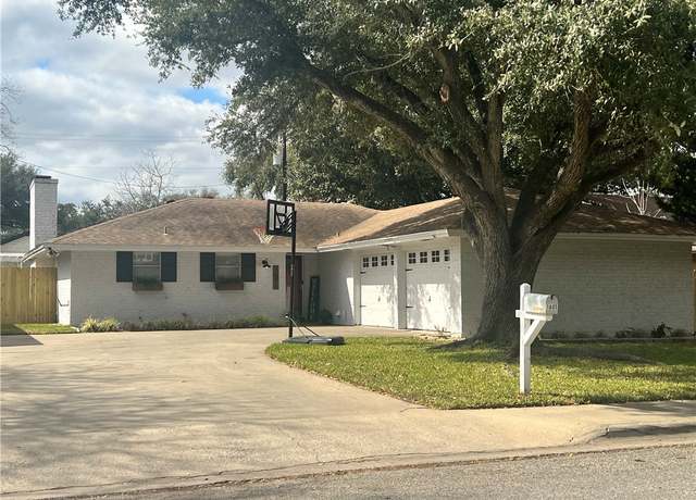 Property at 1605 Delwood, Alice, TX 78332, 3 beds, 2 baths