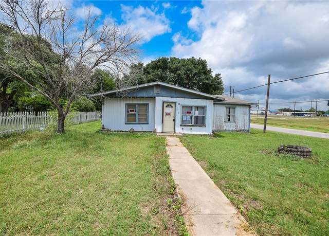Property at 800 Brown St, George West, TX 78022, 3 beds, 1 bath