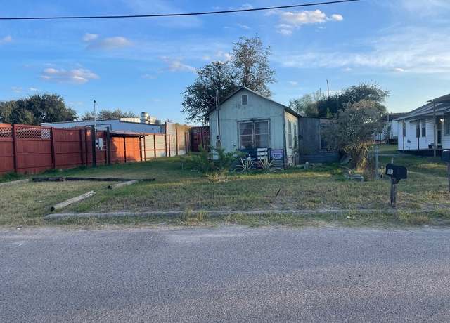 Property at 105 Alvarado St, Hebbronville, TX 78361, 1 bed, 1 bath