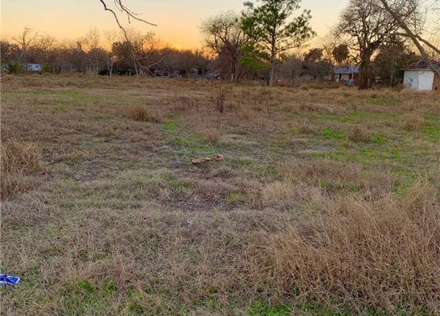 Property at 313 N 4th St, Skidmore, TX 78389